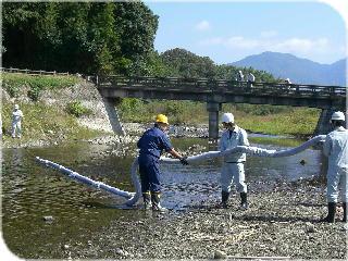 日野川ダム上流地点でのオイル吸着拡散防止材の設置訓練です