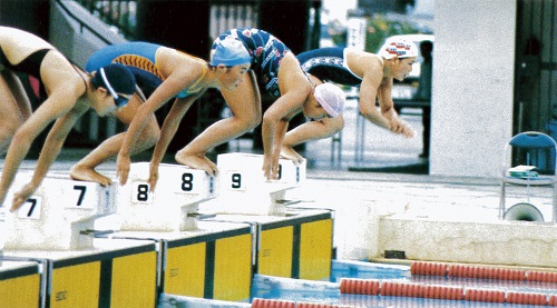 競泳の写真。スタート直後に選手がプールに飛び込む様子。