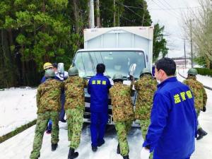 自衛隊とともに被災地で活動する滋賀県職員の写真
