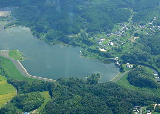 日野川ダムの航空写真です。右側が本堤で左下が脇堤です。