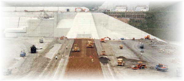 中央コア型ロックフィルであるおおづちダムの建設中の写真です。