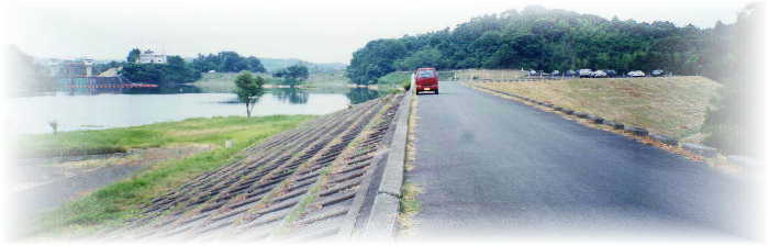 日野川ダムの脇ダムであるアースダム写真です。