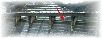 サーチャージクレストは矢印の部分で、治水関係ダムの非常用洪水吐きとなっています。