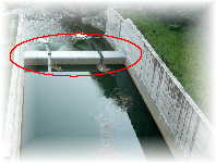 副ダムは洪水時、ダムから流下する水の勢いを押さえるためダム直下に設ける構造物です。