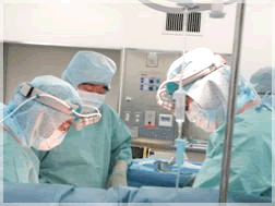 外科医の手術開始