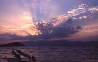 写真：びわ湖に沈む夕日