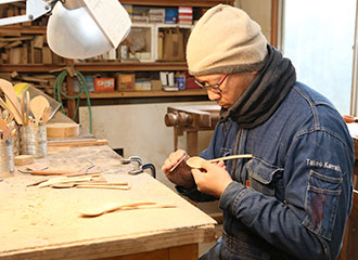 写真：木工をする健夫さん