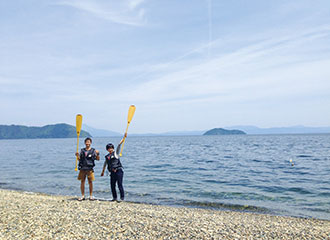 写真：琵琶湖湖畔で楽しむ様子