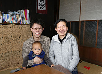 写真：柳生さん家族3人の写真