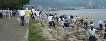 琵琶湖一斉清掃の様子