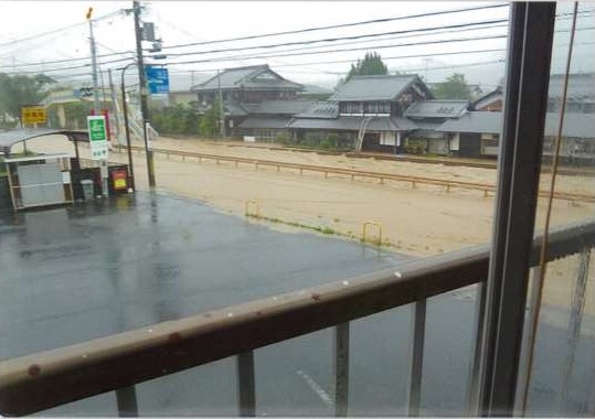 手前国道307号に濁流が流れ込み信楽川と同じ水位になった。
平成25年台風18号
提供:県民

