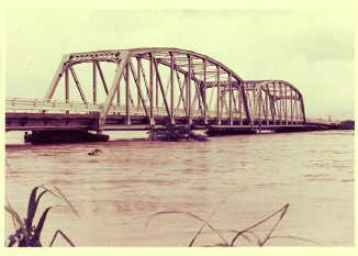 p_08.jpg姉川下流の難波橋の昭和50年8月台風6号時の状況写真です。危険な水位となっています。