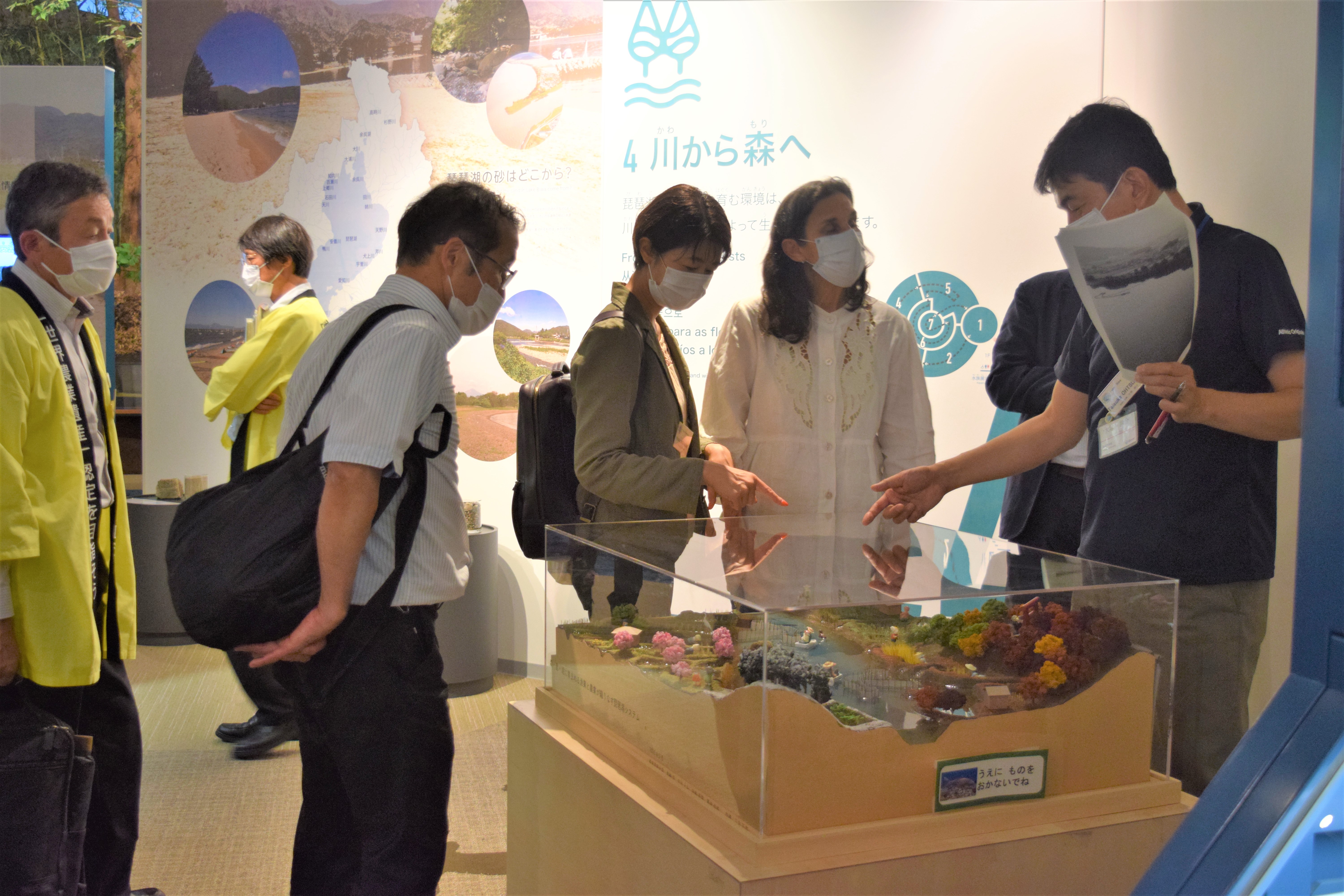 琵琶湖博物館での説明の様子