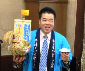 県産米が2品種同時に「受賞」され喜びの表情を見せる知事