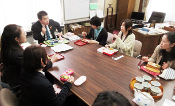 庁内のコミュニケーションを図る取組の一環で5名の職員と一緒に昼食
