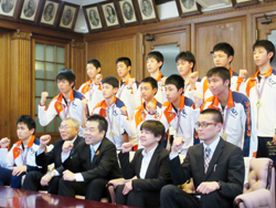 都道府県対抗中学バレーボール大会で初優勝を遂げた滋賀選抜男子チームとの集合写真