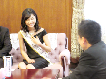 ミス・ユニバース日本代表に選ばれた中沢沙里さんが表敬訪問