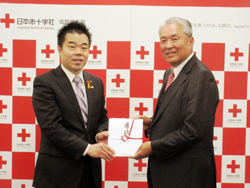 日本赤十字社滋賀県支部の支部長が義援金をいただく