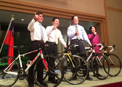 蘇成田院長、知事らが自転車とともに写っている様子
