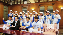 ソフトボールチーム。第9回春季全日本小学生女子ソフトボール大会で3位入賞された「草津レインボーガールズ」の選手・指導者・保護者の皆さんの訪問