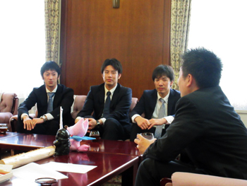 バトミントン日本代表早川賢一選手と数野健太選手との会談の様子