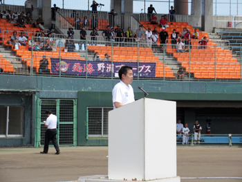 「第6回全日本少年軟式野球クラブチーム選抜大会」の開会式に出席