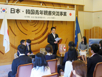 「日本・韓国青年親善交流事業」により来日された、韓国人学生を前にあいさつをする様子