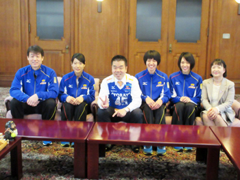 東レアローズ女子バレーボールチームの菅野監督と選手の皆さんとの集合写真