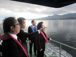 各省の皆さまと琵琶湖の視察を行う様子