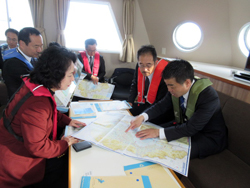 調査船「びわかぜ」に乗船し琵琶湖に関する情報共有する様子