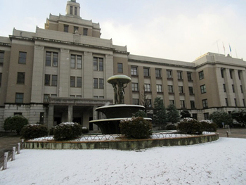雪が積もる県庁本館前の噴水の様子