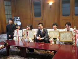 JKJO全日本ジュニア空手道選手権大会で入賞された4名との記念撮影