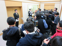 北陸新幹線敦賀以西ルートの与党検討委員会の中間報告が発表され、報道機関からの取材を受ける様子