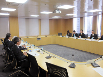 独立行政法人日本貿易振興機構（JETRO）を訪問し、貿易情報センターを本県に設置いただくよう要望