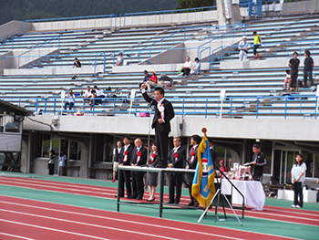 滋賀県障害者スポーツ大会（陸上競技）の開会式にて号令をかける様子