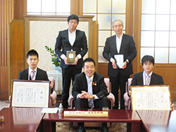 第9回若年者ものづくり競技大会で第一位（厚生労働大臣賞）をとられた相良駿さんと富田悠仁さん