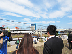 新幹線等、鉄道の様子を視察する様子
