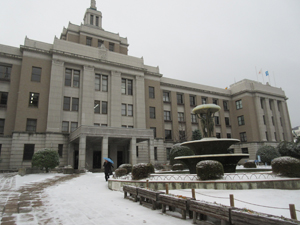 雪景色の県庁舎