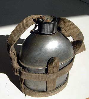 捕虜収容所で米軍より支給された水筒