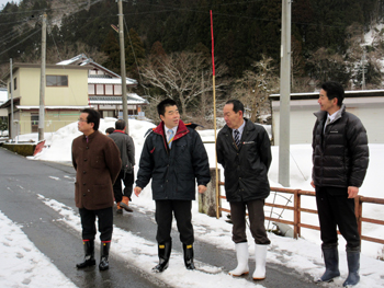 名古屋から冬の田舎暮らし体験ツアーに来られた皆さんとの車座交流会を行う様子