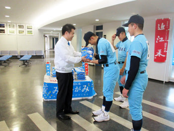 近江高校野球部の勝利を祈念し近江米「みずかがみ」を贈呈