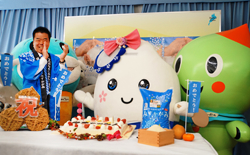 「みずかがみん」の3歳の誕生日を滋賀県ゆかりのキャラクターたちと一緒にお祝い