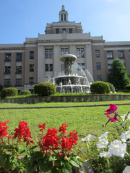 五月晴れの朝と滋賀県庁本館の外観