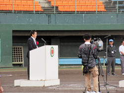 「第37回西日本軟式野球大会2部」開会式で選手の皆さんに歓迎と激励のご挨拶を行った知事