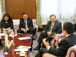 在大阪インドネシア共和国総領事のウィスヌ・エディ・プラティグニョさんと会談する様子