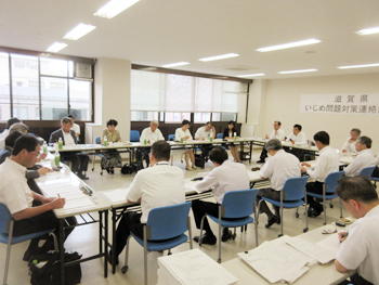 「滋賀県いじめ問題対策連絡協議会」で専門家の方々と意見交換を行う知事