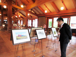 松本忠さんの鉄道絵画展に立ち寄る知事