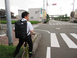 自転車で安曇川駅まで走る知事