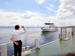 琵琶湖を視察される衆議院環境委員会の皆さんが乗った船を見送る知事