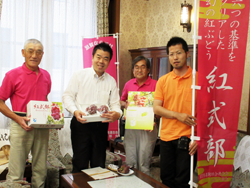 滋賀県のブランドぶどう「紅式部」の生産者の方々の表敬訪問をお受けする知事